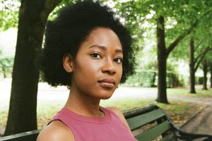 El poeta ayudando a los jóvenes negros a explorar su identidad a través del verso