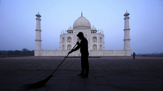 Un hombre barre el monumento Taj Mahal temprano en la mañana en Agra, India, el lunes 21 de septiembre de 2020. El Taj Mahal reabrió el lunes después de estar cerrado durante más de seis meses debido a la pandemia de coronavirus. (Foto AP / Pawan Sharma)