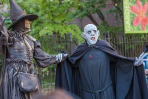 El pueblo de los juicios de brujas advierte a los turistas sobre Halloween