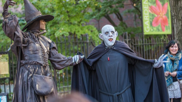 El pueblo de los juicios de brujas advierte a los turistas sobre Halloween