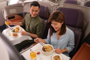 Porque la gente paga cientos de dólares para comer en aviones terrestres