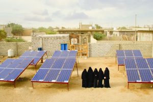 Cómo las microrredes solares están empoderando a las mujeres en Yemen