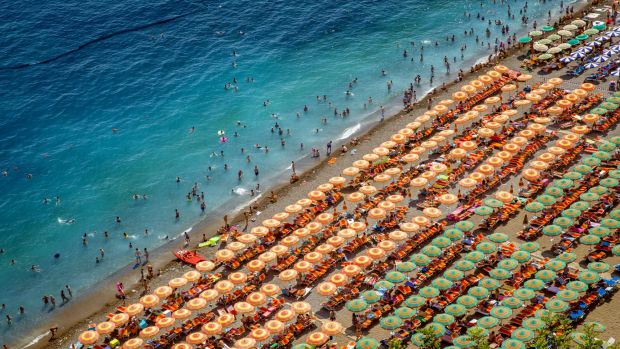 Turistas en los clubes de playa de Positano, Italia.