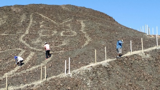 Arqueólogos peruanos que realizan trabajos de mantenimiento en el reconocido geoglifo de las Líneas de Nazca han descubierto el ...