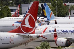 La FAA aprueba al Boeing 737 Max para reanudar los vuelos comerciales.  Pero, ¿los pasajeros están dispuestos a volar?