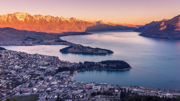 Queenstown y el lago Wakatipu al atardecer.  sunoct20cover iStock TRAVELER Coming and Going coverstory Di Ben Reutilización de agua subterránea permitida para impresión y en línea
