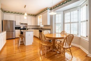 Las habitaciones de madera son una declaración de estilo perfecta en cualquier hogar económico
