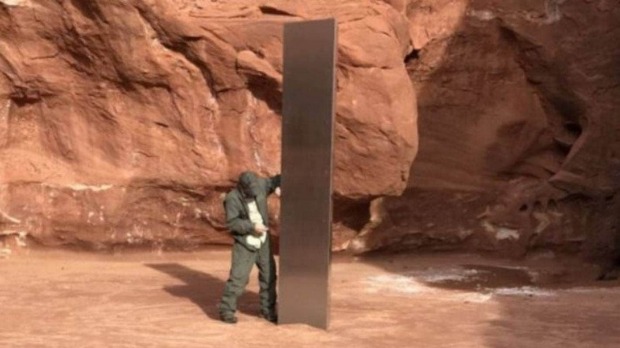 Utah monolith: misteriosa caja metálica brillante parecida a un extraterrestre encontrada en el desierto de Utah por un helicóptero
