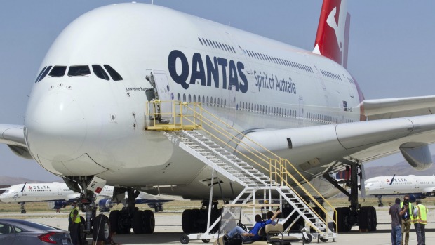 Un Airbus A380 de Qantas llega al aeropuerto de logística del sur de California en Victorville, California.