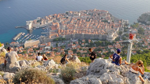 Panorámica de Dubrovnik desde el mirador en la cima del Monte Srd y la terminal del teleférico.