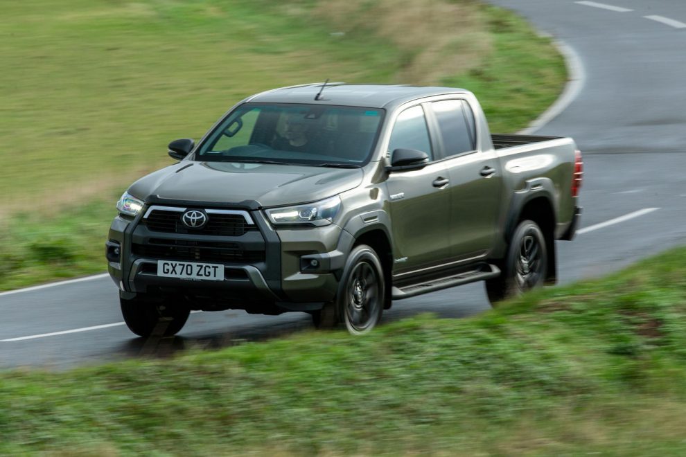 Toyota Hilux 2.8 D-4D Invincible X 2020 revisión del Reino Unido
