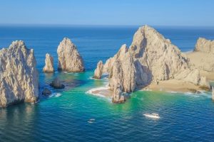 No bienvenidos en otros países, los turistas estadounidenses huyen de los bloqueos y acuden en masa a Los Cabos, México