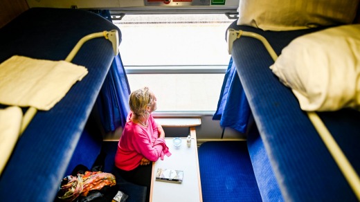 Una mujer viaja en un compartimiento de un tren expreso nocturno en Westerland, Alemania.