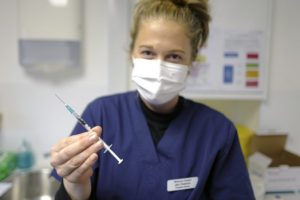 Vacuna contra el coronavirus (COVID-19) y viajes internacionales: lo que significa para los viajeros