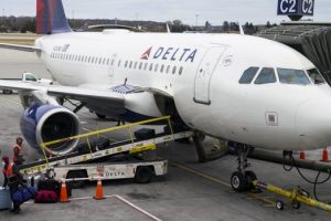 Hombre, mujer y perro saltan del tobogán de emergencia del avión Delta en el aeropuerto LaGuardia de Nueva York