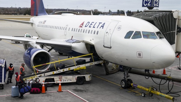 Hombre, mujer y perro saltan del tobogán de emergencia del avión Delta en el aeropuerto LaGuardia de Nueva York