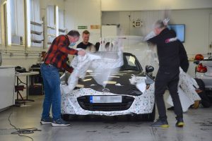 ¿Puedes envolver un coche en papel de regalo?