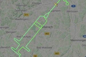 Piloto alemán levanta una jeringa en el cielo usando la ruta de vuelo para marcar el lanzamiento de la vacuna COVID-19