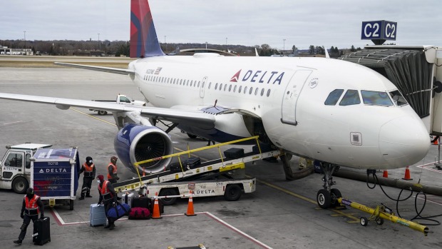 Dos personas y su perro saltaron de un avión de Delta en el aeropuerto LaGuardia de Nueva York.