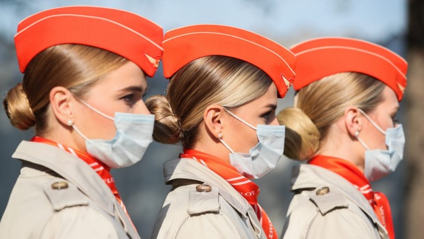 Los asistentes de vuelo de Aeroflot usan máscaras en un evento en octubre.  La aerolínea trasladará a los pasajeros que se nieguen a llevar máscaras ...