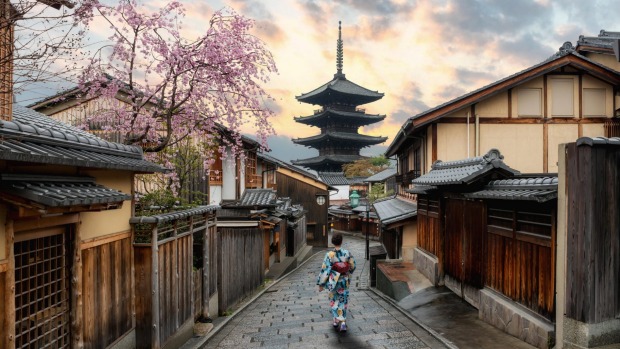 Pagoda Yasaka y Sannen Zaka Street en Kyoto, Japón.