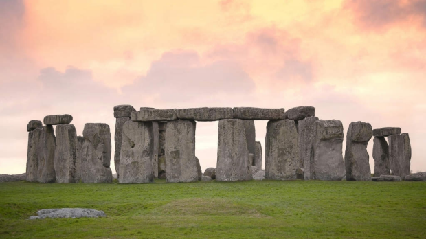 Es posible que Stonehenge se haya construido para medir la alineación del sol y las estrellas.