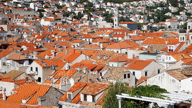 Los techos de tejas rojas de la ciudad de Dubrovnik como se ve desde las murallas de la ciudad.