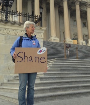 Un manifestante de préstamo durante una protesta pacífica frente al Capitolio en 2017.