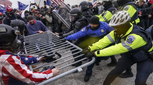 Los partidarios de Trump intentan atravesar una barrera policial frente al Capitolio de los Estados Unidos en Washington DC.