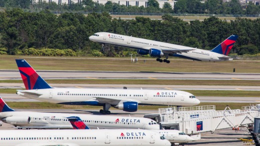 Un avión de Delta despega del Aeropuerto Internacional de Orlando, Florida.