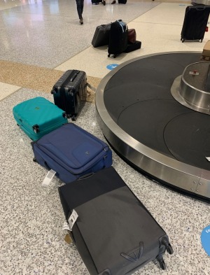 El equipaje se dejó en el transportador de equipaje sobrecargado en el aeropuerto de Sydney.