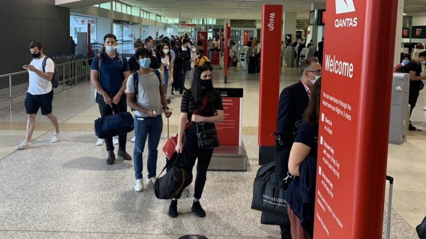 Los pasajeros hacen cola en el aeropuerto de Melbourne el viernes por la tarde.
