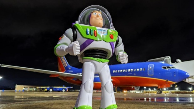 La misión especial del empleado de Southwest Airlines es reunir al pasajero del avión con el juguete perdido de Buzz Lightyear.