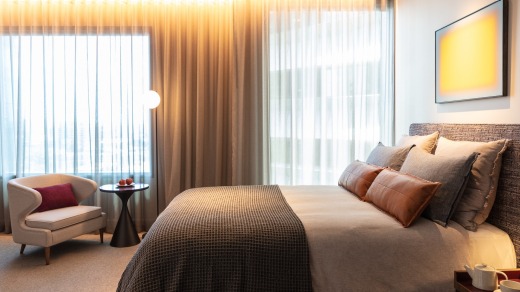 Next Hotel su herencia equina con toques de cuero suave desde los asientos hasta los cojines de la cama.