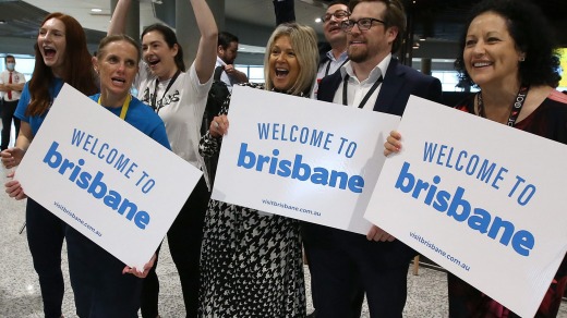El personal del aeropuerto de Brisbane da la bienvenida a los primeros pasajeros después de la apertura de las fronteras en diciembre.