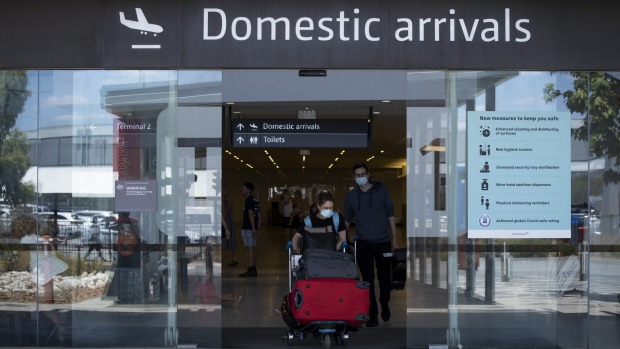 Los pasajeros llegan al aeropuerto de Perth a principios de este año.  El gobierno de Australia Occidental ha restaurado una frontera dura ...