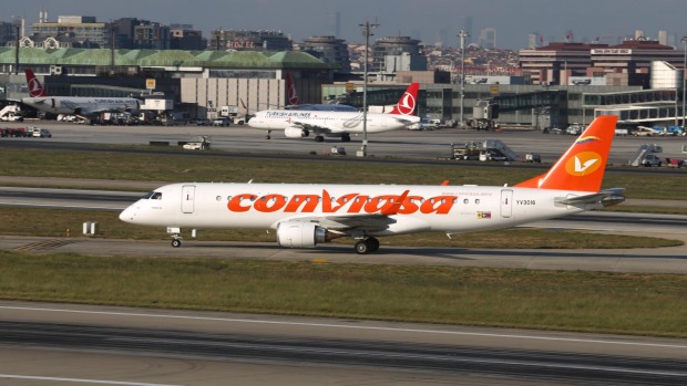 Conviasa Embraer 190BJ (CN 177) despega del aeropuerto Ataturk de Estambul.