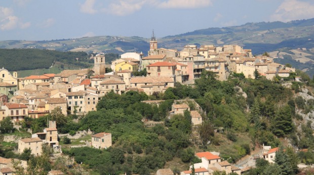La ladera del pueblo italiano de Castropignano, Italia.