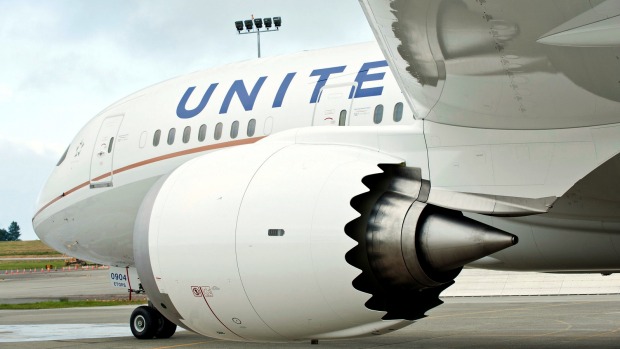 Un vuelo de United Airlines hizo una escala inesperada después de que un hombre a bordo mordiera a otro pasajero.