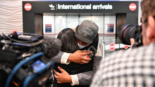 Las emociones se agotan: los pasajeros llegan a la aerolínea de Auckland después del primer vuelo burbuja trans-Tasmania.