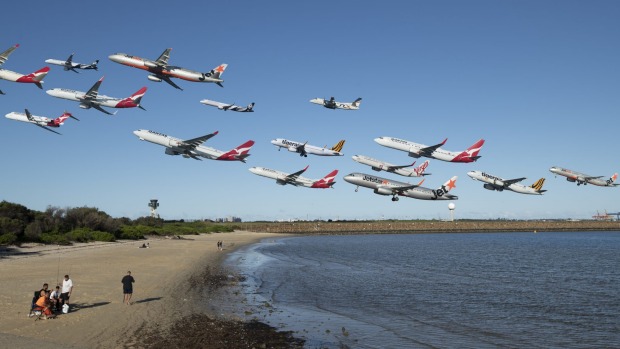 Una imagen de lapso de tiempo de aviones despegando del aeropuerto de Sydney.  Se ha reanudado el tráfico entre Sydney y Melbourne.