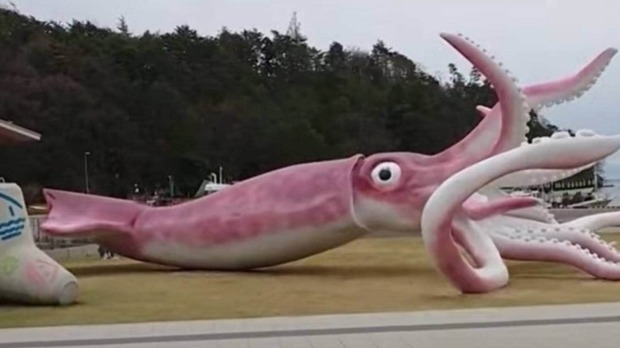La ciudad japonesa de Noto construye calamares gigantes con fondos de ayuda COVID-19
