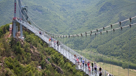 Longjing Bridge es uno de los muchos puentes de vidrio construidos en China para atraer turistas.