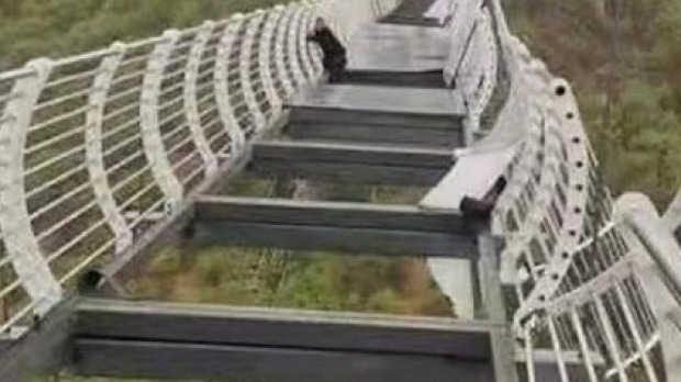 El puente de cristal en China se rompe y atrapa a los turistas a 100 metros del suelo