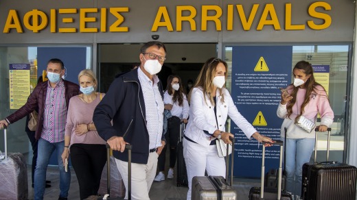 Los pasajeros llegan al aeropuerto internacional Nikos Kazantzakis en la isla de Creta en Grecia.