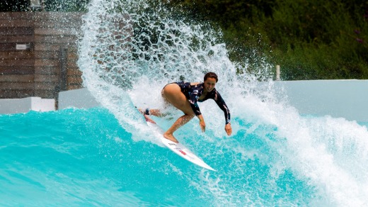Un surfista coge una ola en el URBNSURF de Melbourne.