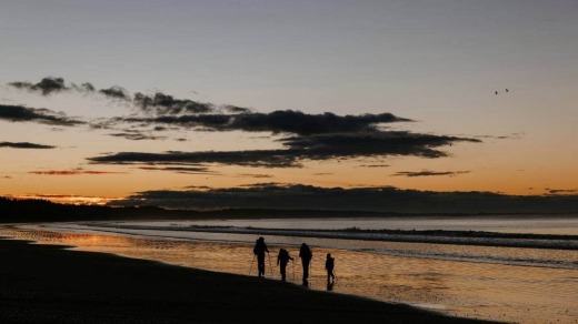 Los miembros de la familia Gerlach caminan por la playa cerca de Riverton en el sendero Te Araroa.