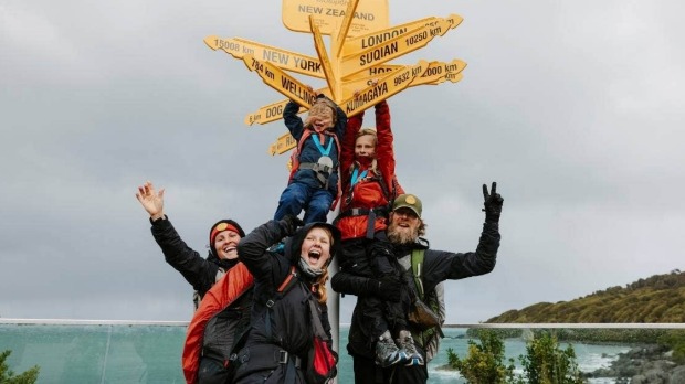 La familia camina 2.300 km a lo largo del sendero Te Araroa de Nueva Zelanda de norte a sur.