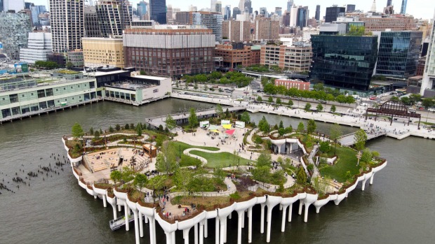 Una vista aérea de Little Island, un nuevo parque público gratuito en la ciudad de Nueva York.