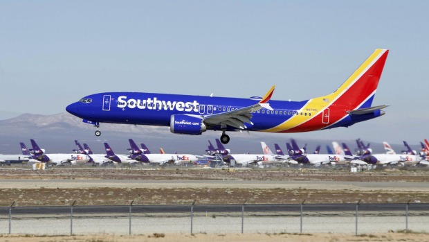 Southwest ha abandonado sus planes de reanudar el servicio de alcohol, luego de una reciente ola de comportamiento destructivo de los pasajeros.